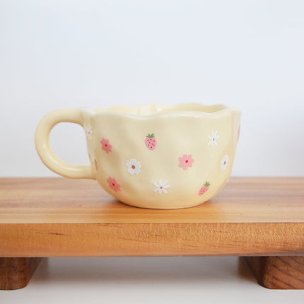 Tasse en céramique crème 12oz - fraises & fleurs rose