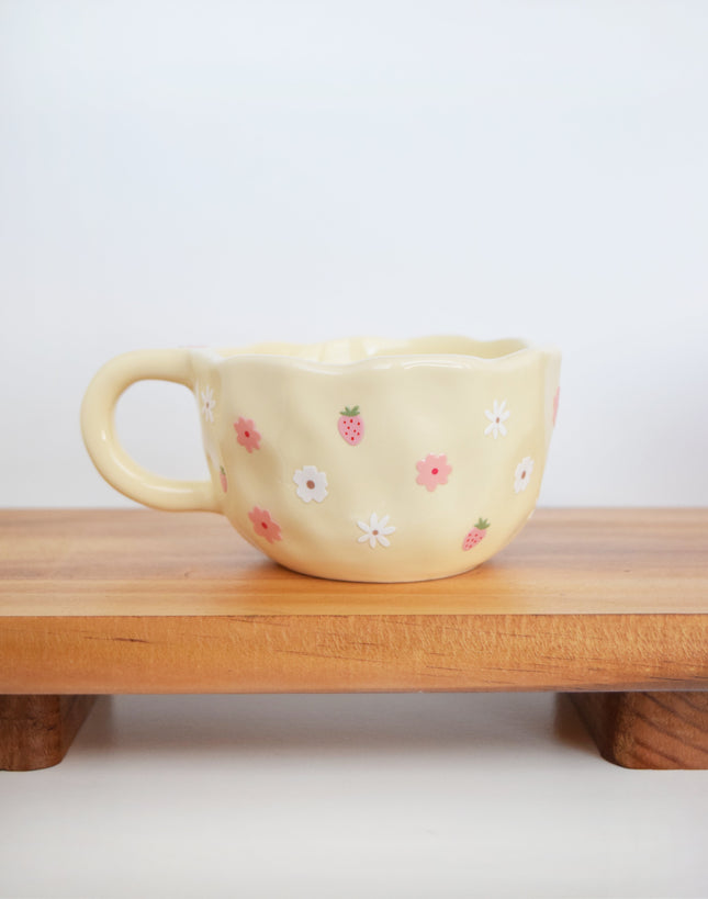 Tasse en céramique crème 12oz - fraises & fleurs rose