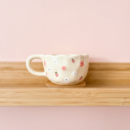 Tasse en céramique crème 12oz - fraises & fleurs rose