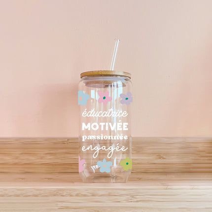 Éducatrice motivée - fleurs pastel